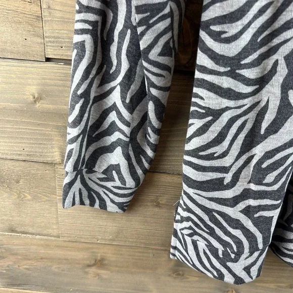 1 State Womens Shirt Long Sleeve Back Criss Cross Gray Chic Zebra Size Large - Picture 6 of 9